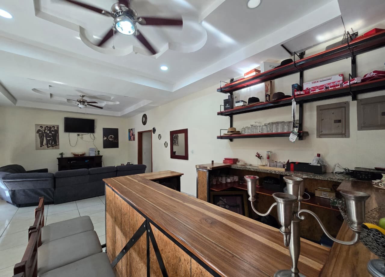 🏡 AMPLIA CASA EN RENTA – PERFECTA PARA NEGOCIO O EMPRESA, CERCA DEL HOTEL DON VITO